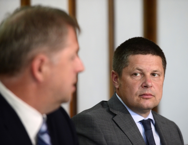 Bývalý ministr zemědělství Petr Bendl a odvolaný první náměstek Vilém Žák (vpravo). Bývalý ministr zemědělství Petr Bendl a odvolaný první náměstek Vilém Žák (vpravo).