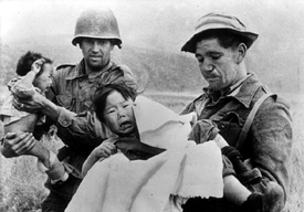 Americký a britský voják s jihokorejskými sirotky.