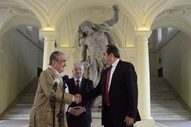 Bývalý a současný ministr zahraničí Karel Schwarzenberg (vlevo) a Jan Kohout při předávání úřadu.