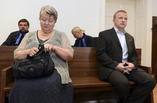 Věra Bídová a její syn Jiří u soudu. Věra Bídová a její syn Jiří u soudu.