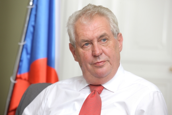 Prezident Miloš Zeman připojil svůj podpis k petici požadující přijetí zákona o prokazování majetku. Prezident Miloš Zeman připojil svůj podpis k petici požadující přijetí zákona o prokazování majetku.