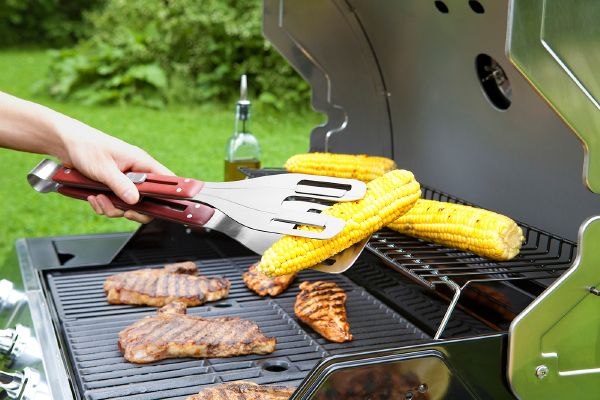 Grill Wrangler spojuje hned několik nástrojů na grilování dohromady.