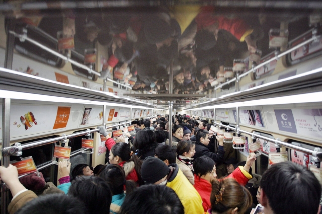 Metro v Pekingu nepatří mezi nejkomfortnější.