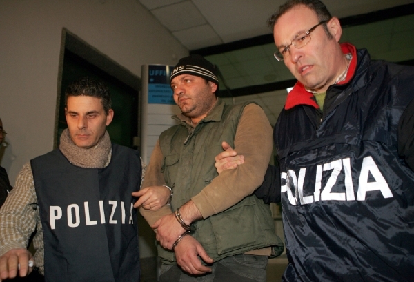 Policie zatkla při velkém zátahu v Itálii přes sto lidí podezřelých ze spolupráce s mafií. Policie zatkla při velkém zátahu v Itálii přes sto lidí podezřelých ze spolupráce s mafií.