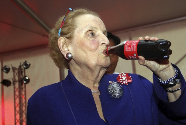Madeleine Albright pije Coca-Colu na oslavách na Barmě, kam se výroba tohoto nápoje vrací po 60 letech.