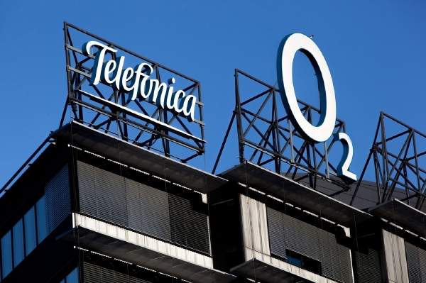 Ruský miliardář Jevtušenkov zvažuje převzetí největší české telekomunikační společnosti Telefónica. Ruský miliardář Jevtušenkov zvažuje převzetí největší české telekomunikační společnosti Telefónica.
