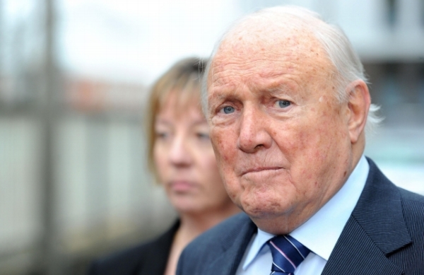 Stuart Hall si odsedí 30 měsíců. Stuart Hall si odsedí 30 měsíců.