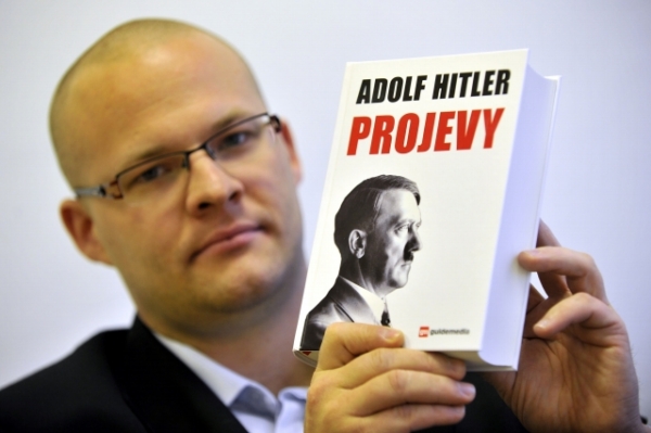 Nakladatel a překladatel Pavel Kamas s knihou Adolf Hitler: Projevy. Nakladatel a překladatel Pavel Kamas s knihou Adolf Hitler: Projevy.