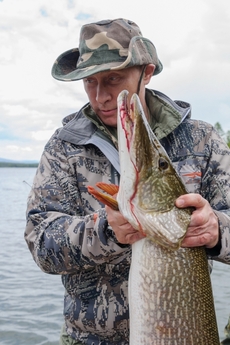 Vladimir Putin s ulovenou štikou.