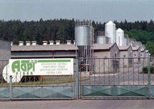 Vepřín v Letech chtějí zrušit romští aktivisté i výbor pro lidská práva OSN. Vepřín v Letech chtějí zrušit romští aktivisté i výbor pro lidská práva OSN.