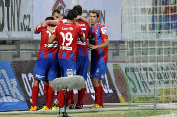 Fotbalisté Plzně se radují z gólu do branky Příbrami.