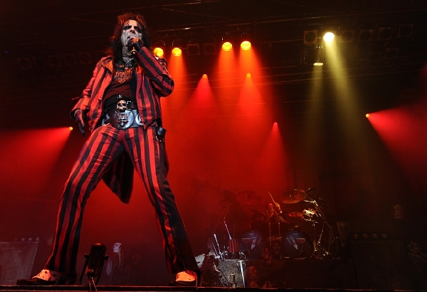 Alice Cooper je pseudonym umělce Vincenta Damona Furniera, jenž v umrlčím líčení a kostýmech baví své příznivce už bezmála půl století.