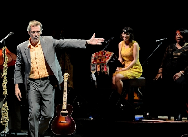 Hugh Laurie se představil se svou kapelou Copper Bottom Band. Hugh Laurie se představil se svou kapelou Copper Bottom Band.