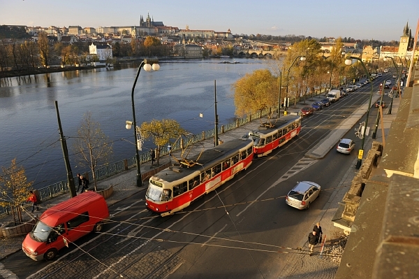 Pěší zóna byla dočasně na Smetanově nábřeží v době červnových povodní, jinak je trasa mezi Národním divadlem a Karlovým mostem plná aut a tramvají (ilustrační foto).