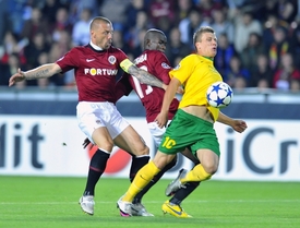 Tomáš Řepka (vlevo) nebude na dvojzápas s Žilinou vzpomínat v dobrém.