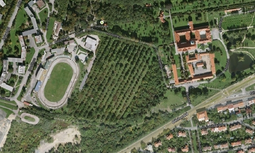 Komplex vpravo je Břevnovský klášter. Vlevo lze vidět plochodrážní stadion, který stojí na někdejším církevním pozemku. Zákon však neumožňuje vydat mimo jiné ty pozemky, na nichž vznikla hřiště.
