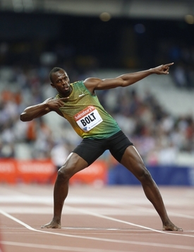 Usain Bolt po závodě předvedl svá typická vítězná gesta.