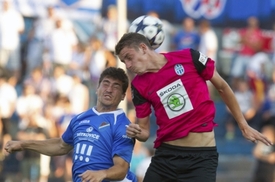 Ostravský Vojtěch Engelmann (vlevo) v souboji s Ondřejem Zahustelem z Boleslavi.