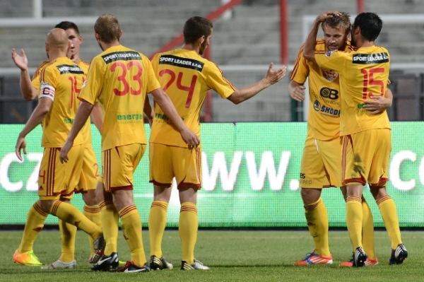 Fotbalisté Dukly se radují z gólu Zbyňka Pospěcha.