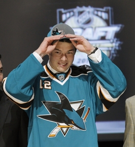 Tomáš Hertl vloni podepsal se San Jose tříletý nováčkovský kontrakt.