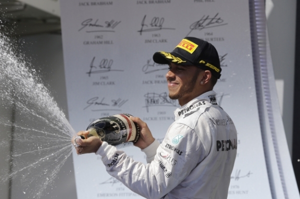 Lewis Hamilton slaví triumf na Velké ceně Maďarska.