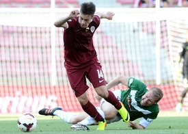 Střelec prvního gólu Sparty Václav Kadlec uniká jablonecké obraně.