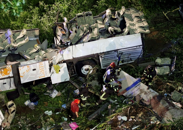 Nehoda autobusu v Itálii si vyžádala desítky mrtvých.