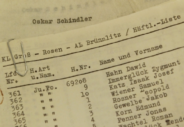 Údajný originál seznamu obsahujícího jména 1200 židovských vězňů pracujících v jeho továrně, kterým Schindler pomohl přežít holocaust. Údajný originál seznamu obsahujícího jména 1200 židovských vězňů pracujících v jeho továrně, kterým Schindler pomohl přežít holocaust.