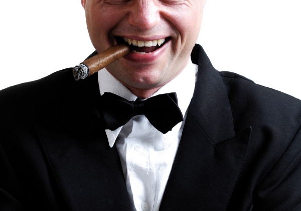 Naval prachy! S úsměvem a ve smokingu. 