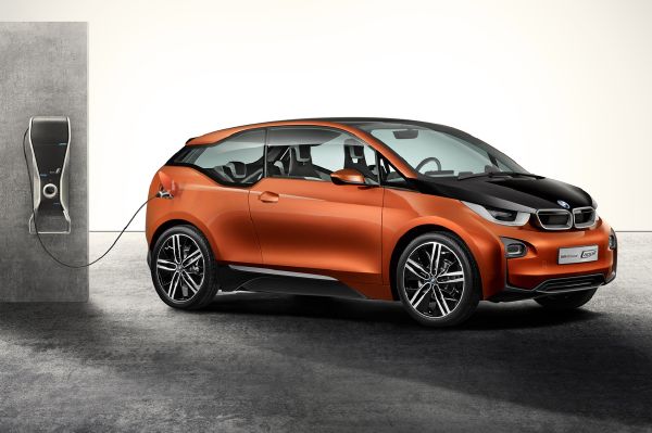 Elektromobil BMW i3 u dobíjecí stanice.