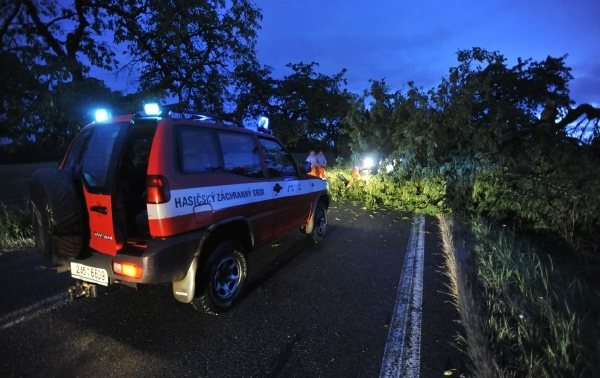 Kvůli spadlým stromům jsou zavřeny nejenom železniční tratě, ale i některé silnice nižších tříd. Kvůli spadlým stromům jsou zavřeny nejenom železniční tratě, ale i některé silnice nižších tříd.