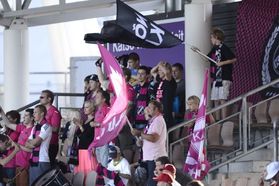 Fanoušci Nomme Kalju na stadionu v Helsinkách.