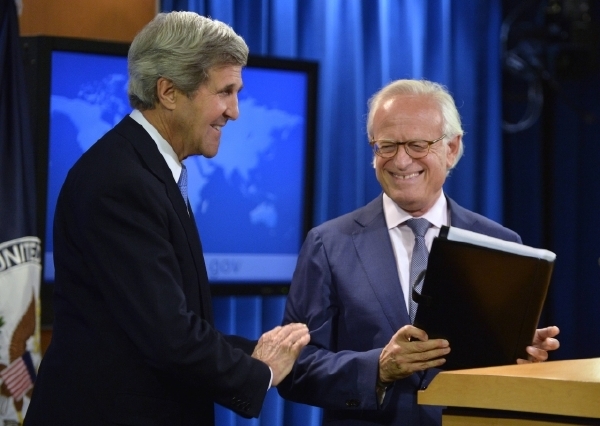 John Kerry (vlevo) a Martin Indyk, bývalý amercký velvyslanec v Izraeli, který bude koordinovat jednání mezi Izraelem a Palestinci. John Kerry (vlevo) a Martin Indyk, bývalý amercký velvyslanec v Izraeli, který bude koordinovat jednání mezi Izraelem a Palestinci.