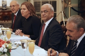 Izraelci a Palestinci u jednacího stolu ve Washingtonu.