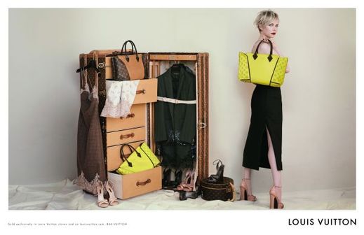 Značka Louis Vuitton vyrábí cestovní zavazadla už od roku 1854. V poslední době ale monogram nesou i šperky, sluneční brýle, či boty.
