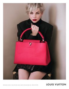 Michelle Williams patří k vycházejícím hvězdám Hollywoodu. Zde s kabelkou Capucines.