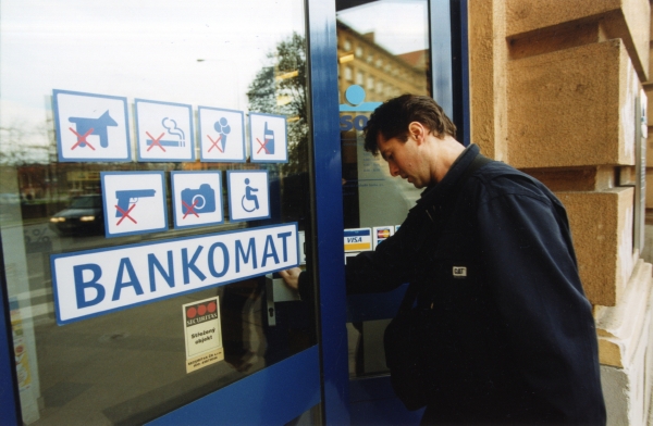Tři cizinci instalovali do českých bankomatů čtečky karet (ilustrační foto).