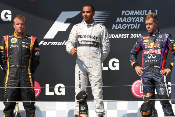 Konkurenti v boji o mistrovský titul. Kimi Räikkönen (vlevo), Lewis Hamilton (uprostřed) a Sebastian Vettel.
