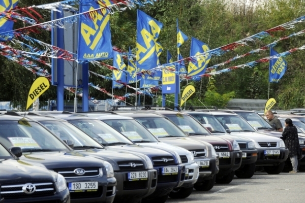 Autobazarům se daří. Lidé více spoří a kupují více ojetých aut. 