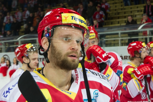Třinec se stále ještě úplně nevzdal šance, že by jeho dres i v příští extraligové sezoně oblékal hokejista Martin Růžička. Třinec se stále ještě úplně nevzdal šance, že by jeho dres i v příští extraligové sezoně oblékal hokejista Martin Růžička.