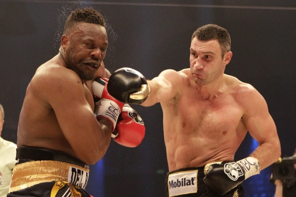 Dereck Chisora (vlevo) dostal před rokem od Vitalije Klička (na snímku) nakládačku. Nyní si vyskakoval na mladšího z bratrské dvojice, Vladimira.