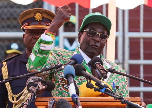 Mugabe na předvolebním shromáždění na Národním sportovním stadionu v Harare.