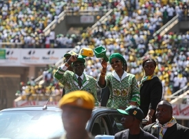 Desítky tisíc příznivců svážených autobusy. Mugabe na předvolebním shromáždění na Národním sportovním stadionu v Harare