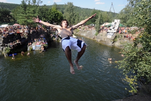 Cliffdiving - pro někoho nepochopitelný risk, pro druhého rutina a zábava.
