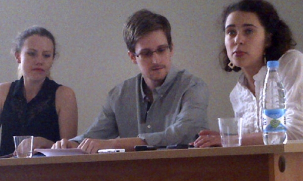 Snowden s ruskými lidskoprávními aktivisty na letišti Šeremeťjevo.