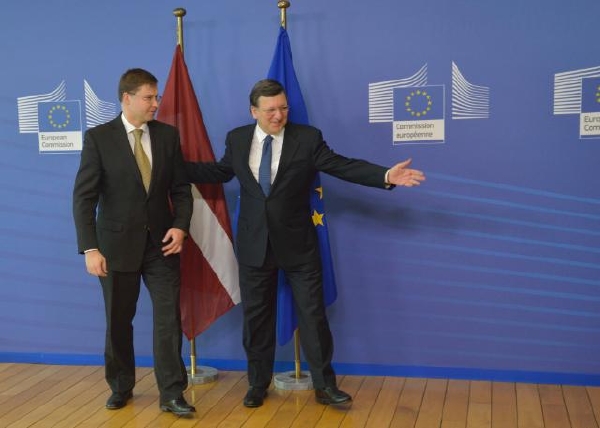 Premiér Dombrovskis (vlevo) láká zpět do Lotyšska své krajany. Vpravo šéf EK Barroso. 