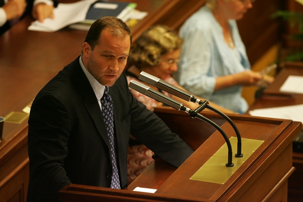 Jiří Šlégr končí kariéru poslance a vrací se k hokeji. 