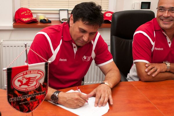 Trenér hokejistů Slavie Vladimír Růžička podepsal s vedením pražského klubu novou tříletou smlouvu. Trenér hokejistů Slavie Vladimír Růžička podepsal s vedením pražského klubu novou tříletou smlouvu.