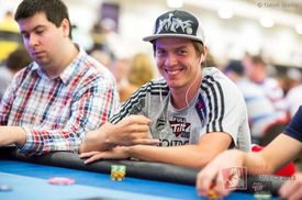 Vášnivým hráčem pokeru je také český squashista Jan Koukal. Dokázal postoupit i do druhého hracího dne Main Eventu. Vášnivým hráčem pokeru je také český squashista Jan Koukal. Dokázal postoupit i do druhého hracího dne Main Eventu.
