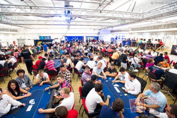 Hlavní turnaj Pokerového festivalu v Pardubicích se zúčastnilo rekordních 1458 hráčů, o 63 procent více než loni. Hlavní turnaj Pokerového festivalu v Pardubicích se zúčastnilo rekordních 1458 hráčů, o 63 procent více než loni.